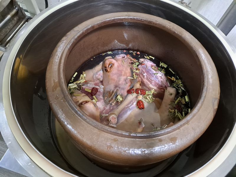 항아리에 흑염소 지육을 넣고 물을 부은 모습