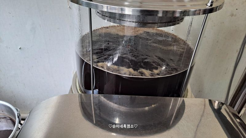 포장기 유리통 안에서 한 번 더 끓고 있는 짙은 갈색 진액